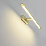 Kinkiet LED Isla IP44 w kolorze złotym, o wymiarach L62 cm i mocy 20W. Prosty, prostokątny kształt z zamontowanym źródłem światła, emitującym ciepłe światło. Montowany na ścianie, w tle jasna powierzchnia.