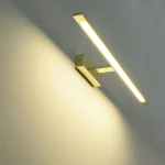 Kinkiet LED Isla IP44 w kolorze złotym, o długości 62 cm i mocy 20 W. Posiada prostokątną, smukłą formę z zamontowanym źródłem światła, skierowany ku górze, na jasnym tle. Idealny do nowoczesnych wnętrz.