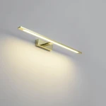 Kinkiet LED Isla IP44 w kolorze złotym, o prostokątnej formie. Montowany na ścianie, z długim, wąskim źródłem światła. W tle jasna ściana, co podkreśla elegancki wygląd lampy.