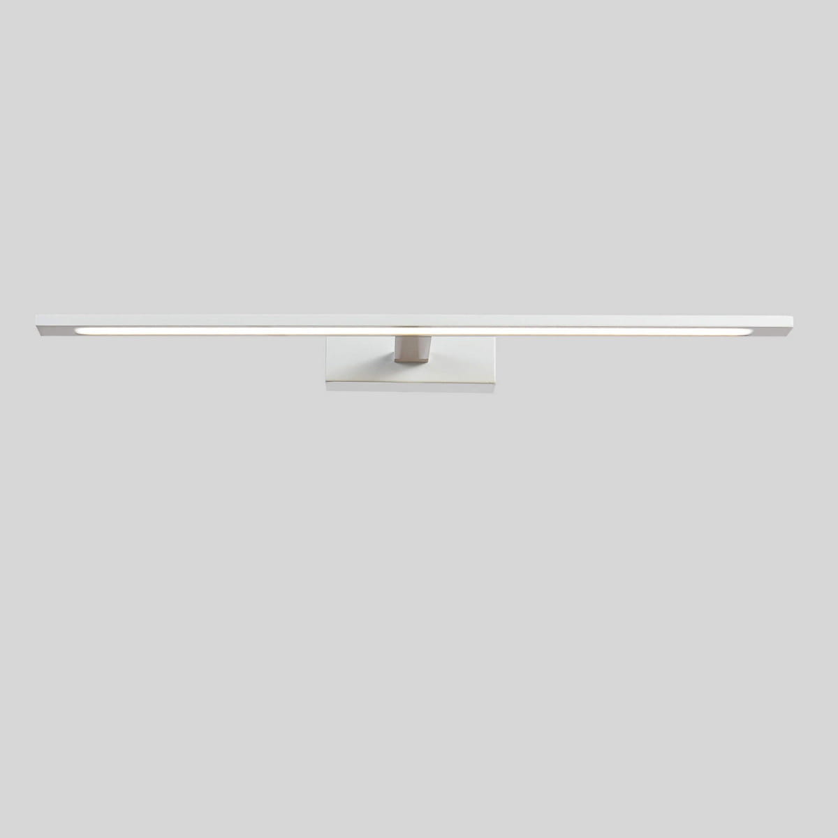 Kinkiet LED Isla IP44 w kolorze białym, o długości 62 cm i mocy 20W. Posiada prostokątny, minimalistyczny design, montowany na ścianie, z wbudowanym źródłem światła LED, idealny do oświetlenia wnętrz.