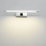 Kinkiet LED Isla IP44 w kolorze chromu, o prostokątnym kształcie, zamontowany na ścianie. Lampa emituje ciepłe światło, widoczna podstawa i wąska, płaska oprawa świetlna. Tło jasne, jednolite.