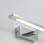 Kinkiet LED Isla IP44 w kolorze chromu, prostokątny, zamontowany na ścianie. Wyposażony w wąski pasek światła LED, emitujący ciepłe światło. Gładka, błyszcząca powierzchnia, nowoczesny design, idealny do oświetlenia wnętrz.