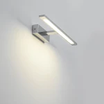 Kinkiet LED Isla IP44 w kolorze chromowanym, o prostokątnym kształcie, montowany na ścianie. Emituje ciepłe światło, z widocznym chromowanym uchwytem. Produkt w pozycji stojącej, na jasnym tle.