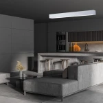 Lampa sufitowa LED Ibros IP44, biała, w kształcie prostokąta, zamontowana na suficie w nowoczesnej kuchni. Otoczenie w odcieniach szarości z drewnianymi stołkami oraz minimalistycznymi meblami.