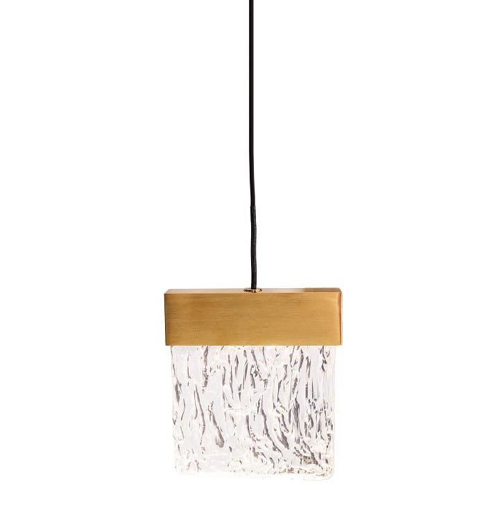 Lampa wisząca Vetro z kloszem ze szkła w fakturze, zawieszona na czarnym przewodzie. Górna część w złotym, szczotkowanym metalu. Wymiary klosza: prostokątny, przezroczysty, z wykończeniem w stylu nowoczesnym. Zasilanie LED 4,5W.