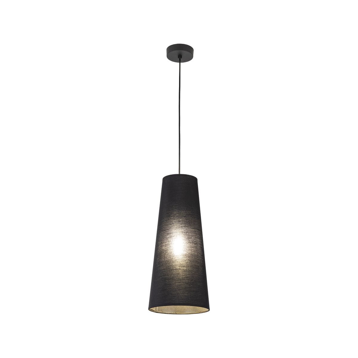 Lampa wisząca Zing w kolorze czarnym, wykonana z materiału, w kształcie stożka. Zawieszona na cienkim kablu, z pojedynczym źródłem światła E27. Wnętrze klosza w jasnym kolorze, co podkreśla emitowane światło. Proste tło.