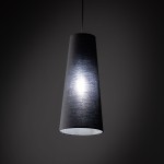 Lampa wisząca Zing w kształcie stożka, czarna, z materiału tekstylnego. Ujęcie z dołu, z widoczną oprawką na żarówkę E27. Wewnątrz lampa emituje jasne światło, tło ciemne, podkreślające elegancki design.