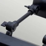 Czarny kinkiet Chawton S z mocowaniem do obrazu, z regulowanym ramieniem i metalową konstrukcją. Widoczny detal łączenia ramienia z podstawą oraz mechanizmy regulacji kąta. Idealny do oświetlenia sztuki lub dekoracji ścian.