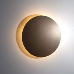 Luna kinkiet w kolorze brązowym, o okrągłym kształcie, zamocowany na ścianie. Emituje ciepłe światło, tworząc efekt poświaty wokół. Przeznaczony na 4 żarówki G9, minimalistyczny design idealny do nowoczesnych wnętrz.