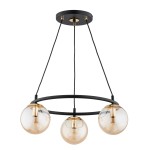 Lampa wisząca Ringo z trzema kulistymi kloszami w bursztynowym kolorze, zawieszona na czarnym metalowym stelażu. Klosze mają złote detale, całość w nowoczesnym stylu, idealna do wnętrz. Ujęcie z dołu, ukazujące detal konstrukcji.