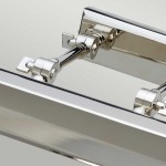 Kinkiet obrazowy Chawton L w polerowanym niklu, z czterema miejscami na żarówki E14. Widoczny detal mocowania oraz ruchome elementy, ukazujące elegancki, nowoczesny design. Produkt w zbliżeniu, na neutralnym tle.
