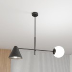 Lampa wisząca Hermes w kolorze czarnym, z jednym kloszem w kształcie stożka oraz jednym okrągłym, wykonana z metalu. Zawieszona na cienkim, prostym ramieniu, montowana do sufitu. W tle widoczne ryflowane ściany.