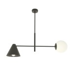 Lampa wisząca Hermes 1xE27+1xE14 w kolorze czarnym. Konstrukcja składa się z metalowego ramienia z stożkowatą osłoną i kulistą kloszem. Ujęcie frontalne, lampa zawieszona na cienkim przewodzie z sufitu na białym tle.