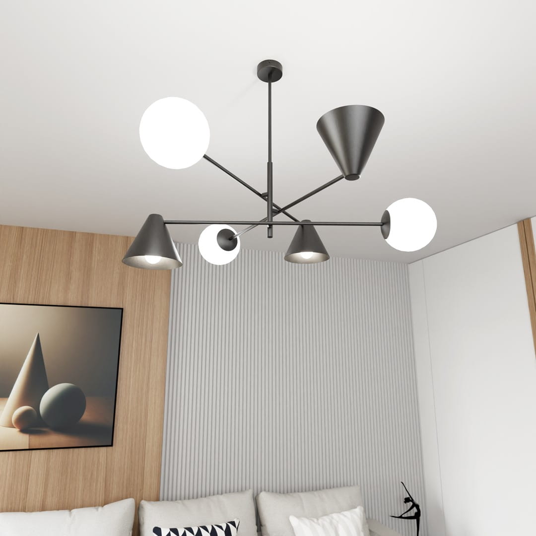 Lampa wisząca Hermes z trzema kloszami w formie stożków i dwoma okrągłymi, w kolorze czarnym. Ułożona w centralnej pozycji na suficie, z widocznymi oprawkami E27 i E14. Tło jasne, nowoczesne wnętrze z drewnianą ścianą i sofą.