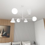 Lampa wisząca Hermes w kolorze białym z trzema kloszami okrągłymi i trzema stożkowymi, zamontowana na suficie. Klosze mają różne kształty: dwa okrągłe i trzy stożkowe. Tło jasne, z elementami drewnianymi i minimalistycznym wystrojem.
