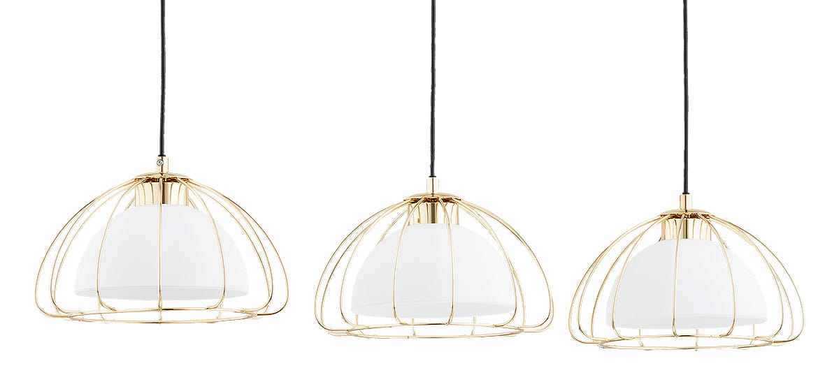 Lampa wisząca Nersy z trzema kloszami E27 w kolorze czarnym i złotym. Klosze mają półprzezroczystą białą osłonę, a metalowa konstrukcja jest w formie delikatnej siatki. Zawieszona na czarnych przewodach, prezentuje nowoczesny design.