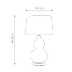 Niebieska lampka stołowa Isla z abażurem, o wysokości 64 cm i średnicy 36 cm. Kształt podstawy przypominający klepsydrę, wykonana z materiału ceramicznego. Używa żarówki E27, stojąca, w prostym ujęciu z wymiarami.