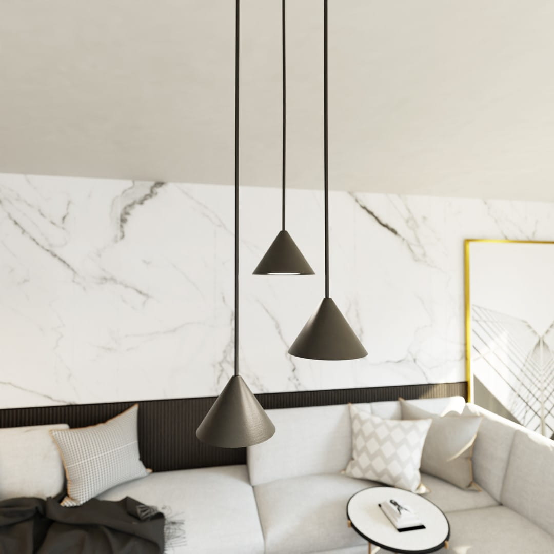 Lampa wisząca Elit 3xGX53 w kolorze czarnym, składająca się z trzech stożkowatych kloszy zwisających na cienkich linkach. Ujęcie z góry, w tle widoczna elegancka aranżacja wnętrza z jasnym sofą i marmurową ścianą.