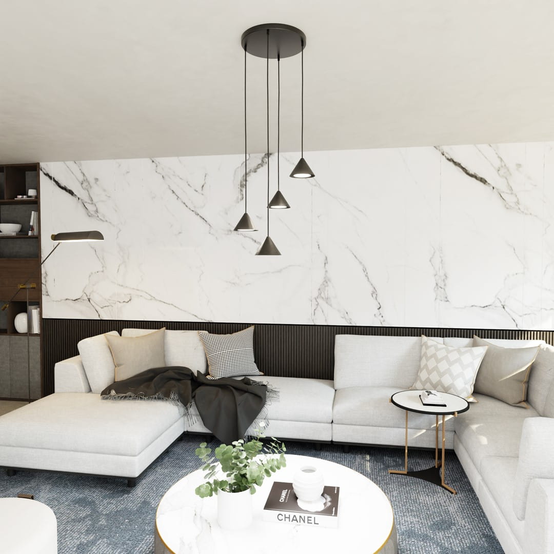 Lampa wisząca Elit w kolorze czarnym z czterema kloszami GX53, zawieszona na długich kablach. Zainstalowana w nowoczesnym wnętrzu z jasnymi sofami i marmurową ścianą, tworzy elegancką atmosferę.