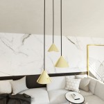 Lampa wisząca Elit 3xGX53 w kolorze czarnym i złotym, składająca się z trzech stożkowych kloszy o różnych wysokościach, zawieszona na cienkich czarnych przewodach.