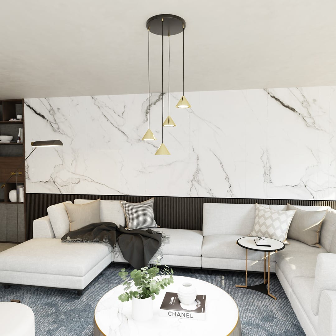 Lampa wisząca Elit 4xGX53 w kolorze czarnym i złotym, z czterema stożkowymi kloszami, zawieszona na długich linkach. Produkt umieszczony w nowoczesnym wnętrzu z marmurową ścianą, obok jasnej sofy i stylowego stolika.