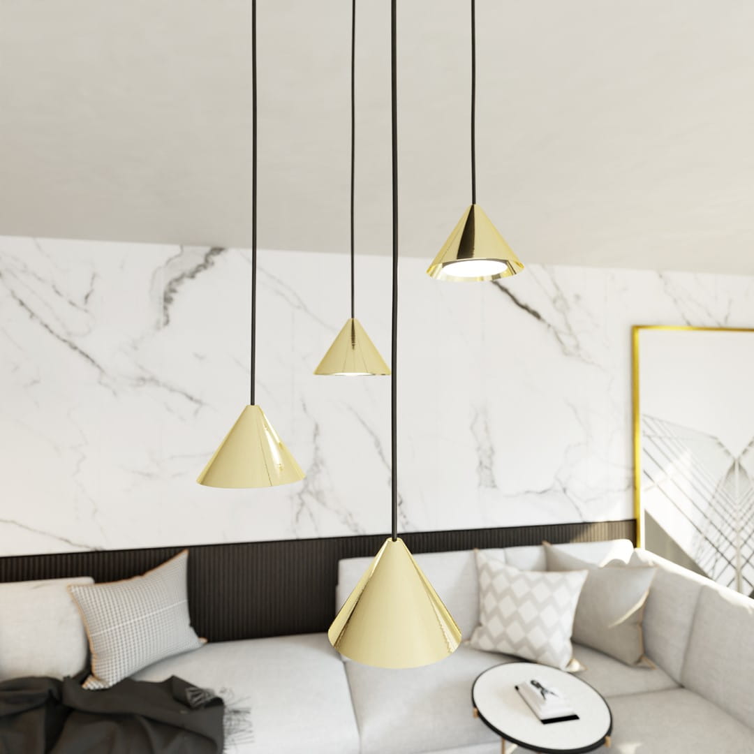 Lampa wisząca Elit 4xGX53 w kolorze czarnym i złotym, składająca się z czterech stożkowych kloszy zawieszonych na czarnych przewodach. Klosze mają lustrzaną powierzchnię, tworząc nowoczesny akcent w jasnym wnętrzu.