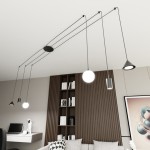Lampa wisząca Fuji w kolorze czarnym z sześcioma źródłami światła E14/GU10/GX53. Zawieszona na długich kablach, w nowoczesnym stylu, umieszczona w aranżacji z półkami i biurkiem. Widać różne kształty kloszy: kulisty, stożkowy i cylindryczny.