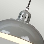 Lampa wisząca Franklin w kolorze szarym, z metalowym kloszem o błyszczącej powierzchni i wentylacją. Ujęcie z boku, ukazujące detal mocowania oraz miejsce na żarówkę E27. Kabel w czarnym oplocie, tło jasne.