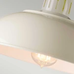 Kremowa lampka stołowa Franklin z kloszem w kształcie miski, z widoczną żarówką w kształcie bańki. Ujęcie z góry, ukazujące gładką, błyszczącą powierzchnię klosza i detal mocowania żarówki. Tło w jednolitym jasnym kolorze.