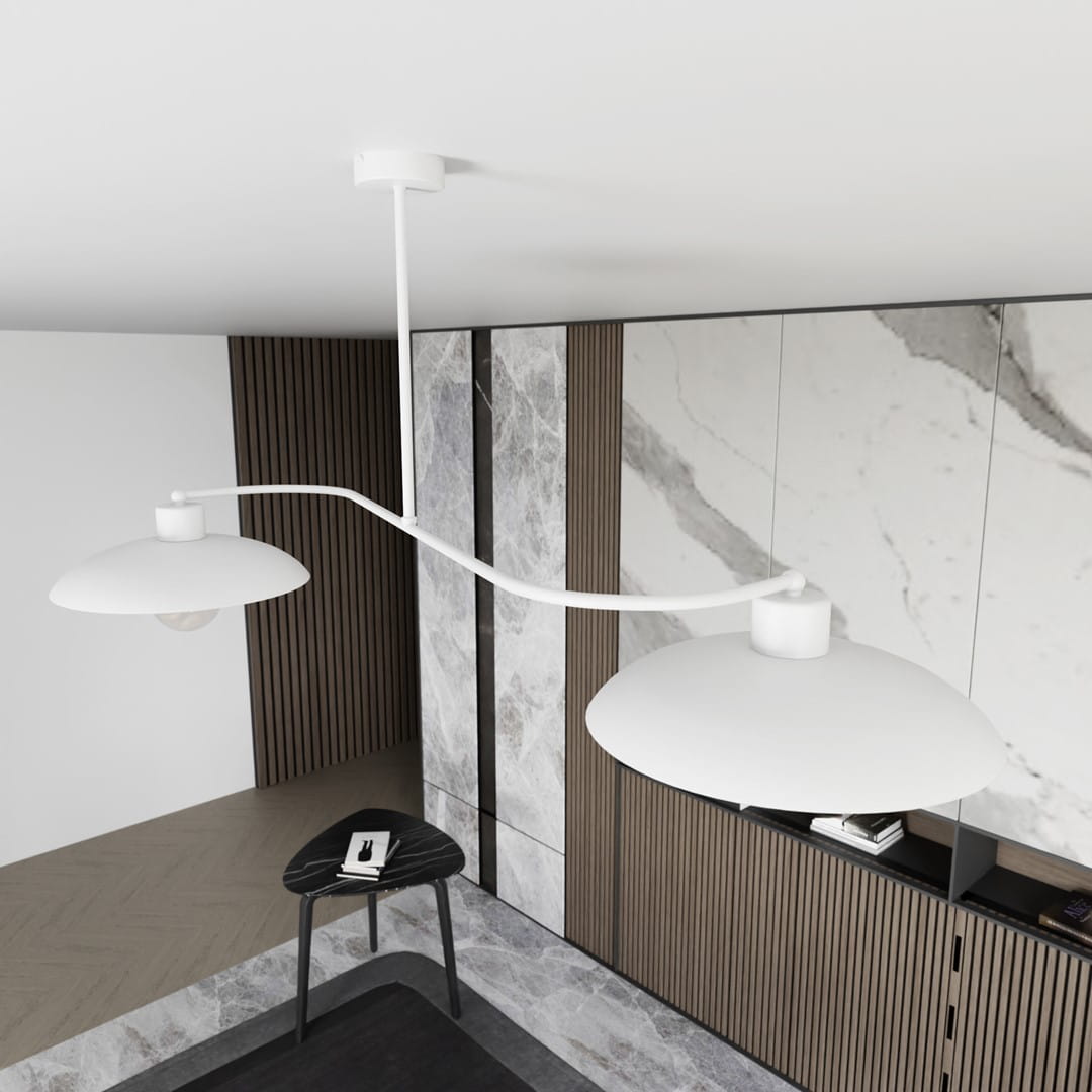 Lampa wisząca Foster 2xE27 w kolorze białym z dwoma okrągłymi kloszami, zawieszona na smukłym, zakrzywionym ramieniu. Ujęcie z góry, w nowoczesnym wnętrzu z marmurową ścianą i drewnianymi detalami.