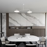 Lampa wisząca Foster w kolorze białym z dwoma kloszami E27, zawieszona na cienkim białym przewodzie. Ujęcie frontalne, w nowoczesnym wnętrzu z marmurową ścianą i eleganckim stołem. Widoczna harmonia z otoczeniem, minimalistyczny design.