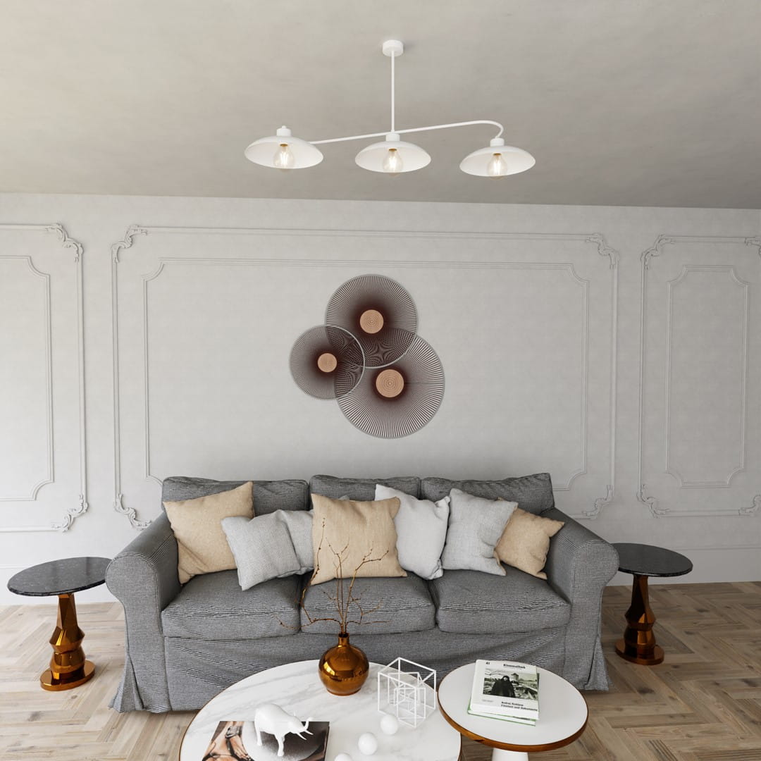 Lampa wisząca Foster w kolorze białym, z trzema kloszami E27. Umieszczona na białym suficie nad szaro-beżową sofą, w nowoczesnym wnętrzu. Klosze mają okrągły, płaski kształt, a ich wnętrze jest w kolorze miedzi.