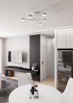 Lampa sufitowa Halo w białym kolorze z sześcioma źródłami światła GX53, zamontowana na suficie. Posiada proste, cylindryczne klosze, rozłożone równomiernie na ramionach, w minimalistycznym stylu. Tło przedstawia nowoczesne wnętrze z telewizorem i meblami.