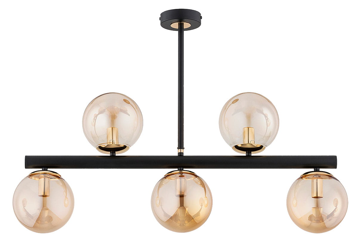 Lampa wisząca Tukane z sześcioma oprawami E14, w kolorze czarnym i starym złocie. Posiada szklaną, półprzezroczystą kopułę oraz metalowy stelaż. Ujęcie frontalne, z wiszącą konstrukcją i globusami umieszczonymi na poziomej listwie.