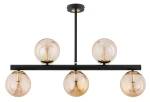 Lampa wisząca Tukane z sześcioma oprawami E14, w kolorze czarnym i starym złocie. Posiada szklaną, półprzezroczystą kopułę oraz metalowy stelaż. Ujęcie frontalne, z wiszącą konstrukcją i globusami umieszczonymi na poziomej listwie.