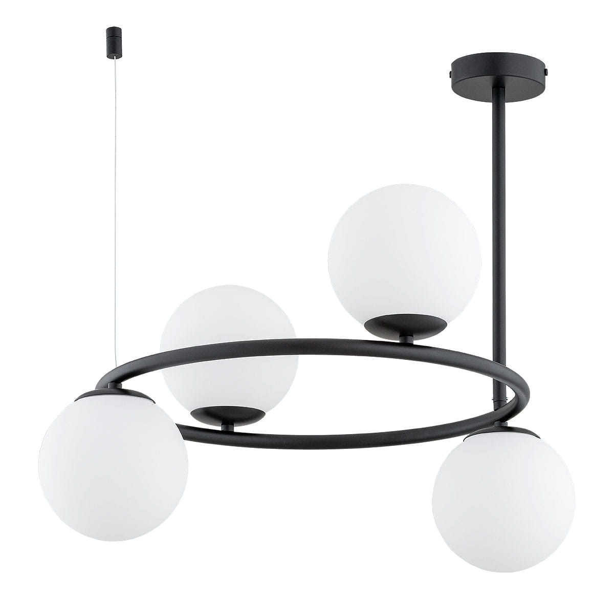 Lampa wisząca Ringo z czarnym metalowym stelażem i czterema białymi kulistymi kloszami. Ujęcie z góry, montowana na suficie, z widocznym przewodem. Przeznaczona do żarówek E14. Prosta forma, idealna do nowoczesnych wnętrz.