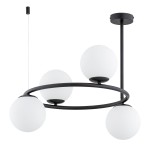 Lampa wisząca Ringo z czarnym metalowym stelażem i czterema białymi kulistymi kloszami. Ujęcie z góry, montowana na suficie, z widocznym przewodem. Przeznaczona do żarówek E14. Prosta forma, idealna do nowoczesnych wnętrz.