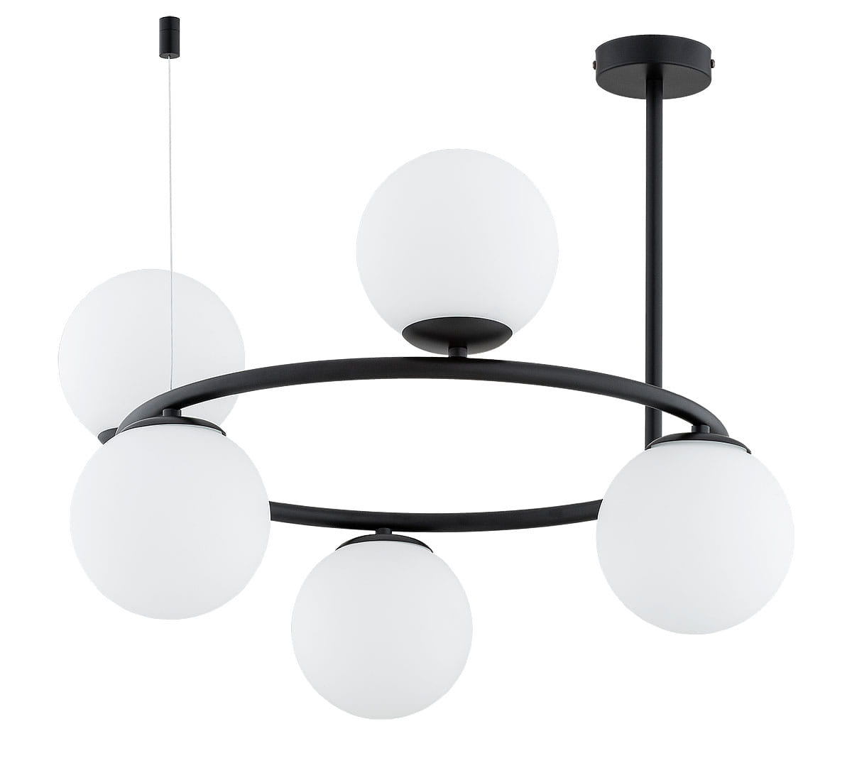 Lampa wisząca Ringo z pięcioma okrągłymi kloszami z białego szkła, umieszczonymi na czarnym metalowym pierścieniu. Wisi na czarnym przewodzie, mocowana do sufitu. Prosty, nowoczesny design, idealna do różnych wnętrz.
