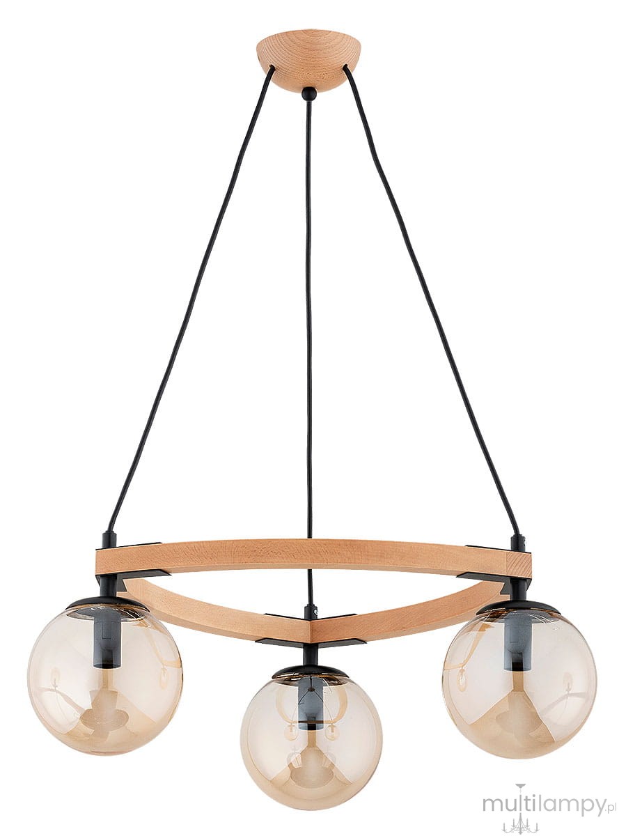 Lampa wisząca Adina 3xE14 z jasnego drewna z trzema bursztynowymi kloszami. Produkt wisi na czarnych przewodach, z okrągłą drewnianą podsufitką. Wymiary i układ elementów podkreślają nowoczesny design.