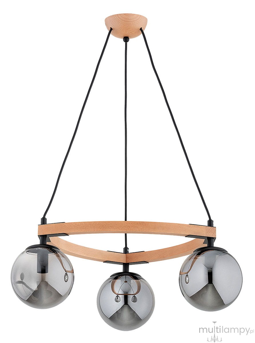 Lampa wisząca Adina z jasnego drewna i grafitowymi kloszami, z trzema źródłami światła E14. Ułożona w poziomie, z okrągłym drewnianym stelażem i sznurem w czarnym kolorze. Klosze w kształcie kul, przezroczyste z lekko przyciemnionym wykończeniem.
