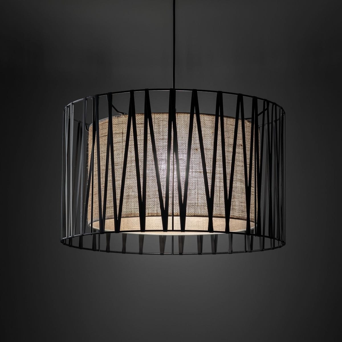 Lampa wisząca Harmony 3xE27 w kolorze czarnym i brązowym, z metalową siatką i brązowym abażurem. Ujęcie z dołu, pokazujące detal konstrukcji oraz źródło światła, na ciemnym tle.