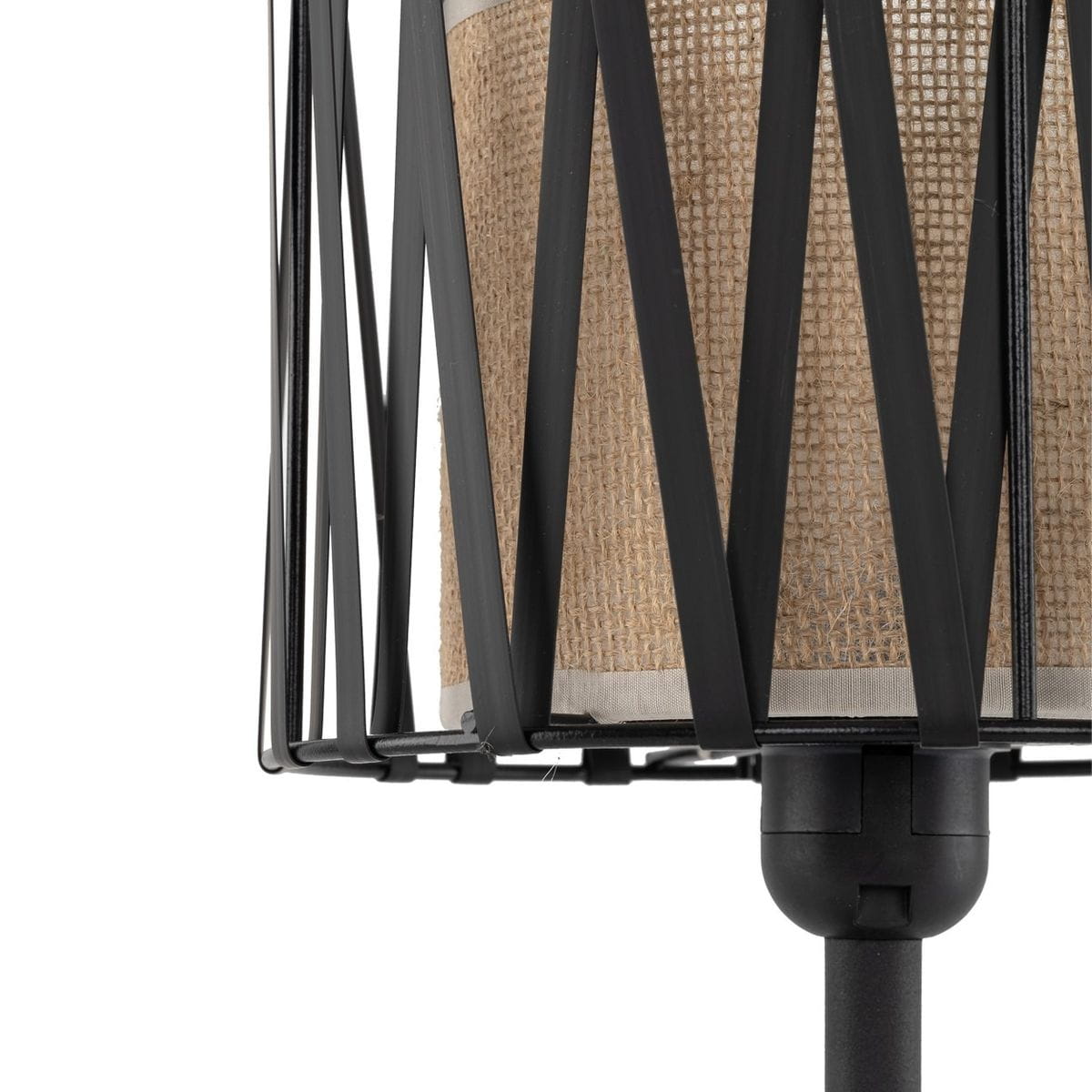 Lampka stołowa Harmony z czarnym metalowym stelażem i brązowym abażurem z naturalnego materiału. Ujęcie z boku, ukazujące geometryczną konstrukcję oraz detal materiału. Idealna do aranżacji wnętrz. Wysokość podstawy i zamontowane gniazdo E27.