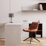 Lampka stołowa Harmony 1xE27 w kolorze czarnym i brązowym, z metalowym kloszem w geometrycznym kształcie, umieszczona na białym blacie. W tle widoczna brązowa, tapicerowana krzesło oraz minimalistyczne półki z książkami.