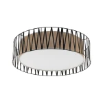 Lampa sufitowa Harmony D72 z czarną metalową konstrukcją i brązowym akcentem, z okrągłym kloszem. Ujęcie z boku, pokazujące wzór siatki i gładką, białą powierzchnię klosza. Produkt przeznaczony do montażu sufitowego, z miejscem na cztery żarówki E27.