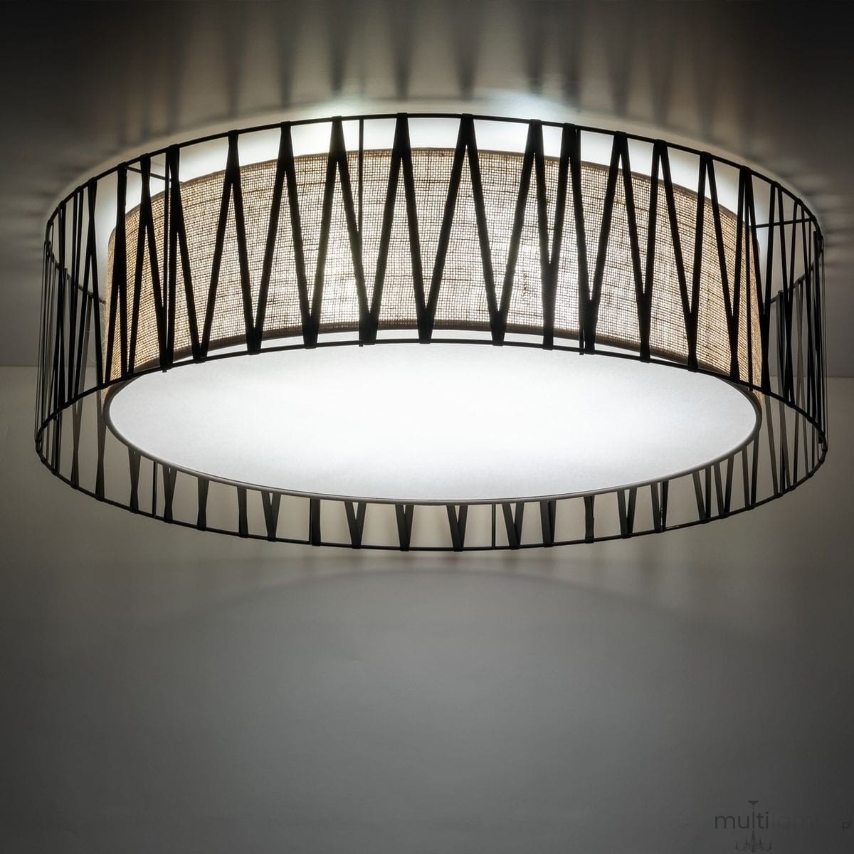 Lampa sufitowa Harmony D72 w kolorze czarnym i brązowym, o okrągłym kształcie z metalową, geometryczną osłoną i białym kloszem, montowana na suficie. Oświetlenie z miejscem na cztery żarówki E27.