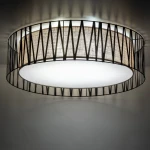 Lampa sufitowa Harmony D72 w kolorze czarnym i brązowym, o okrągłym kształcie z metalową, geometryczną osłoną i białym kloszem, montowana na suficie. Oświetlenie z miejscem na cztery żarówki E27.