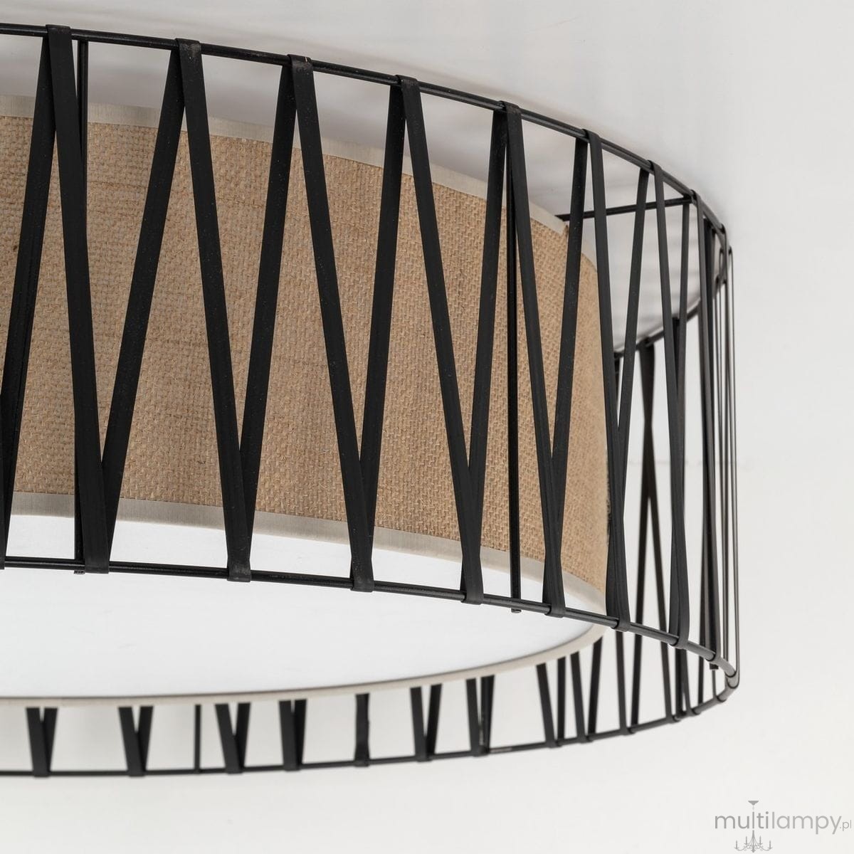 Czarna lampa sufitowa Harmony D72 z czterema oprawkami E27. Metalowa konstrukcja z geometrycznym wzorem, w centralnej części brązowy abażur z tekstury. Widok z boku, pokazujący detale i wykończenie. Idealna do nowoczesnych wnętrz.
