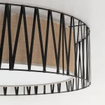 Czarna lampa sufitowa Harmony D72 z czterema oprawkami E27. Metalowa konstrukcja z geometrycznym wzorem, w centralnej części brązowy abażur z tekstury. Widok z boku, pokazujący detale i wykończenie. Idealna do nowoczesnych wnętrz.
