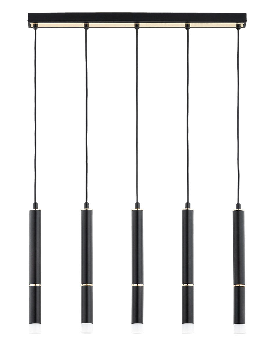 Lampa wisząca Derso 5xG9 w kolorze czarnym, składająca się z pięciu cylindrycznych kloszy z białym wykończeniem na końcach. Ułożona równolegle pod prostokątnym stelażem z metalicznymi detalami. Kabelki w czerni, zawieszone w równych odstępach.