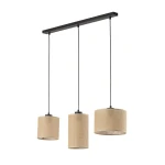 Lampa wisząca Juta z trzema abażurami w kolorze brązowym, zawieszona na czarnej metalowej listwie. Abażury mają cylindryczny kształt i teksturowaną powierzchnię. Długość przewodów umożliwia regulację wysokości.